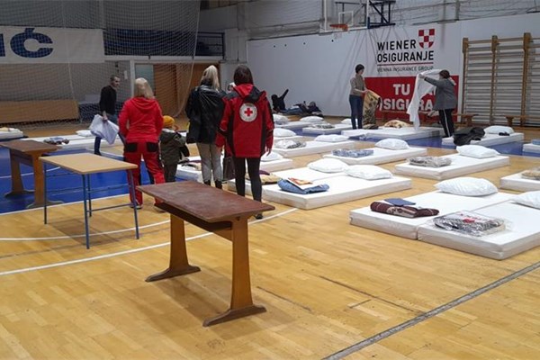 Timovi Crvenoga križa pomažu ljudima koje su zbog snijega i vjetra završili u prihvatnim centrima